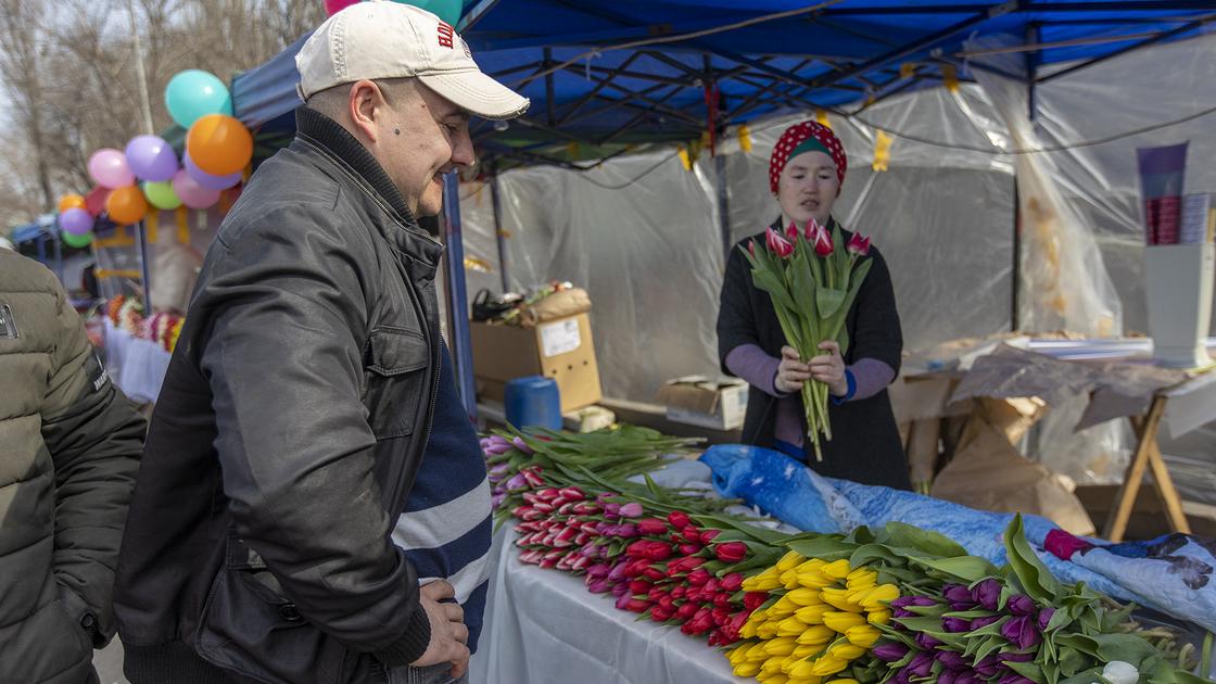 Мужчина покупает цветы