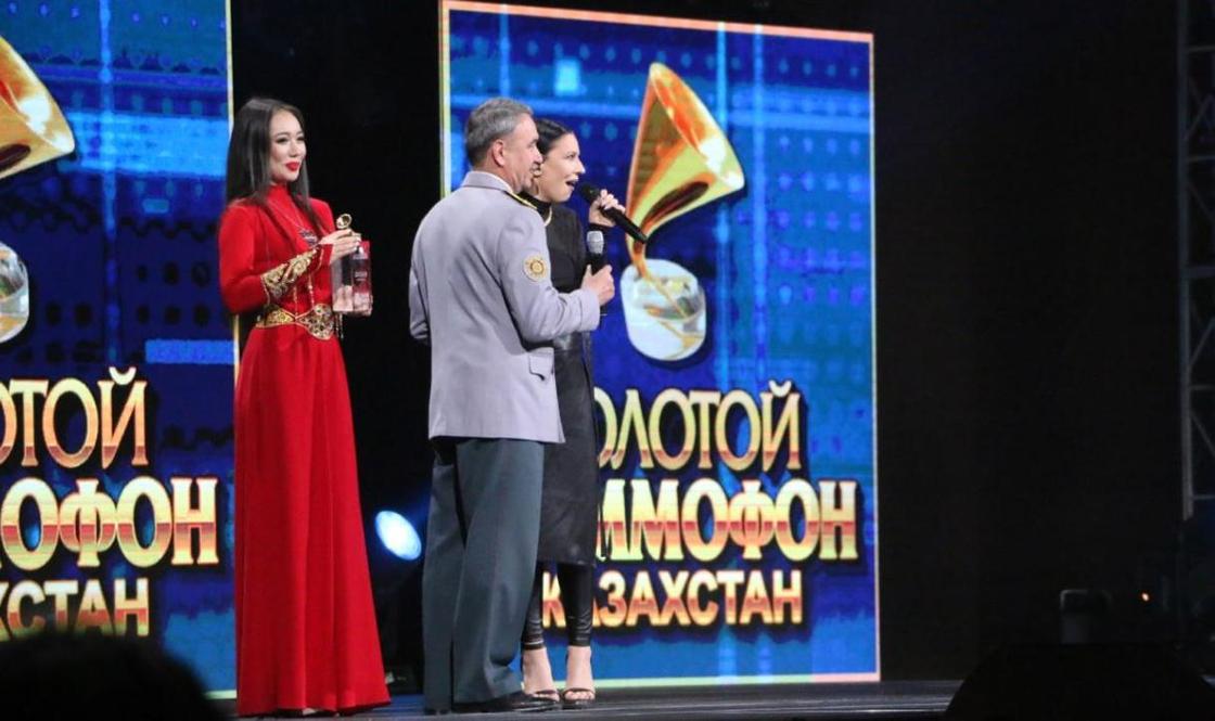 У певицы Елки появился свой «личный полковник» МВД в Казахстане