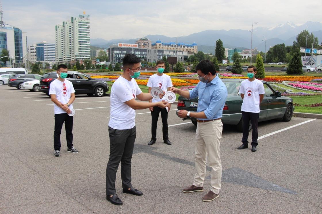 В Алматы набирает популярность акция "Носите маски"