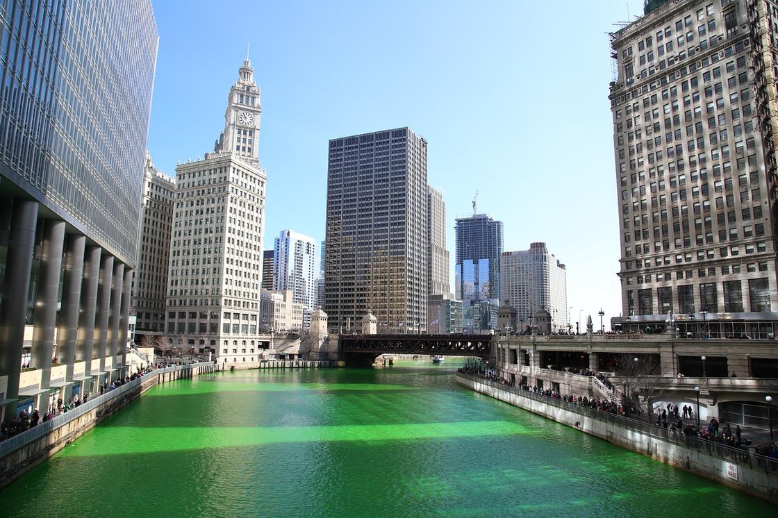 Вода зеленого цвета в Чикаго
