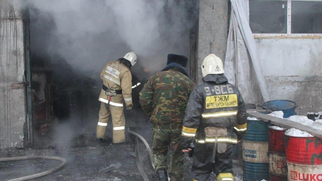 Завод по производству подсолнечного масла горел в Усть-Каменогорске (фото)