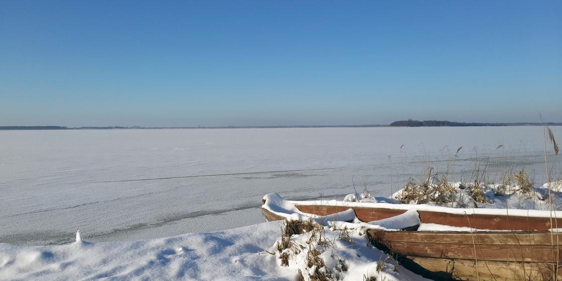 Автомобиль с тремя пассажирами ушел под лед на озере Балхаш