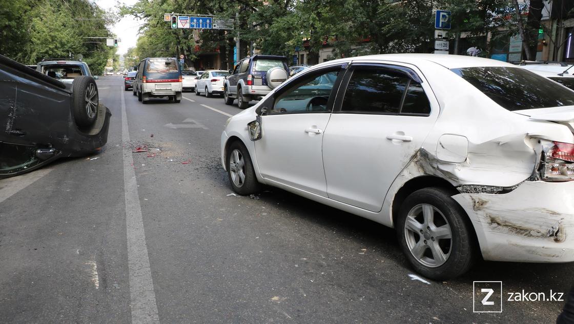 Белый автомобиль, поврежденный в аварии в Алматы