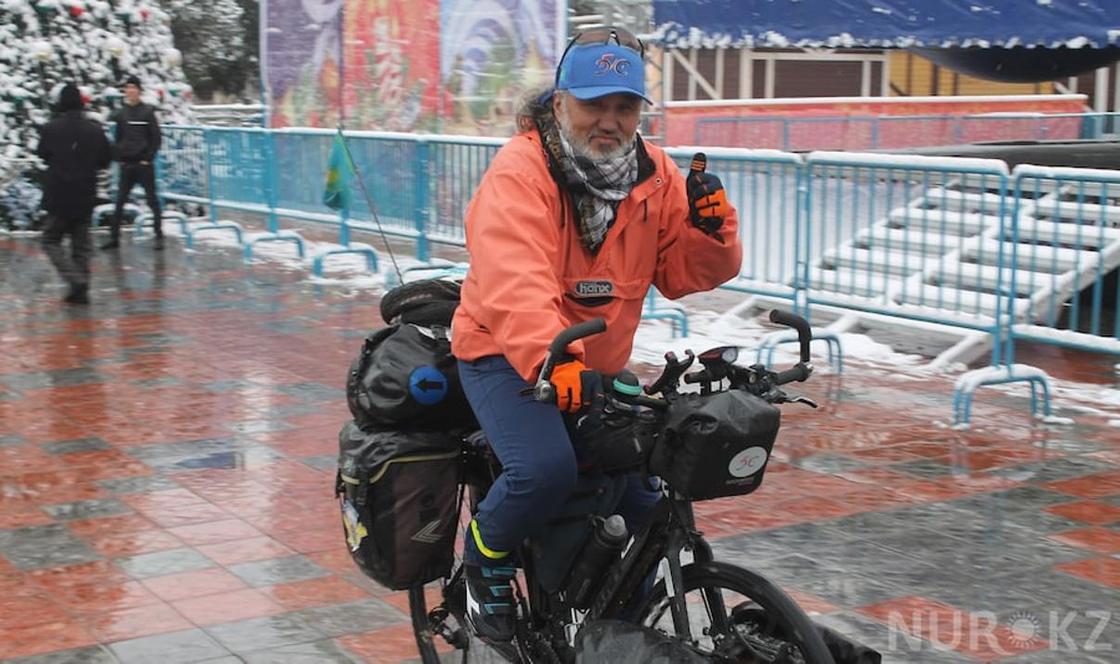 Казахстанец совершил хадж в Мекку на велосипеде