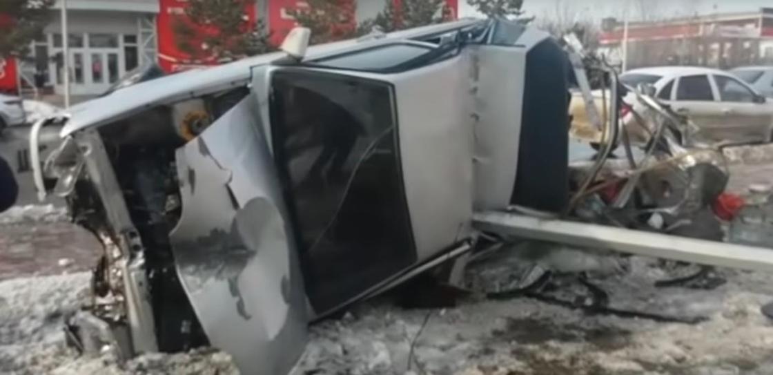 Машину сплющило и разворотило: водитель чудом выжил в страшной аварии в Костанае Машину сплющило и разворотило: водитель чудом выжил в страшной аварии в Костанае