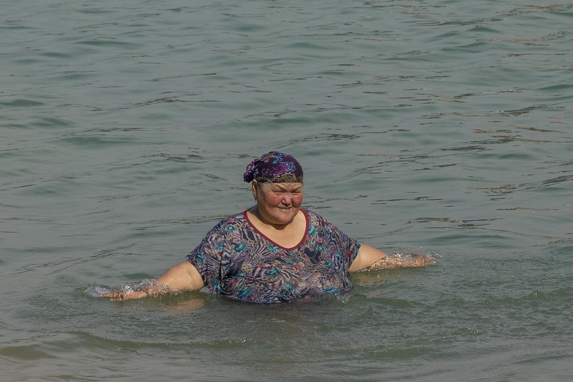 Женщина купается в Сайране