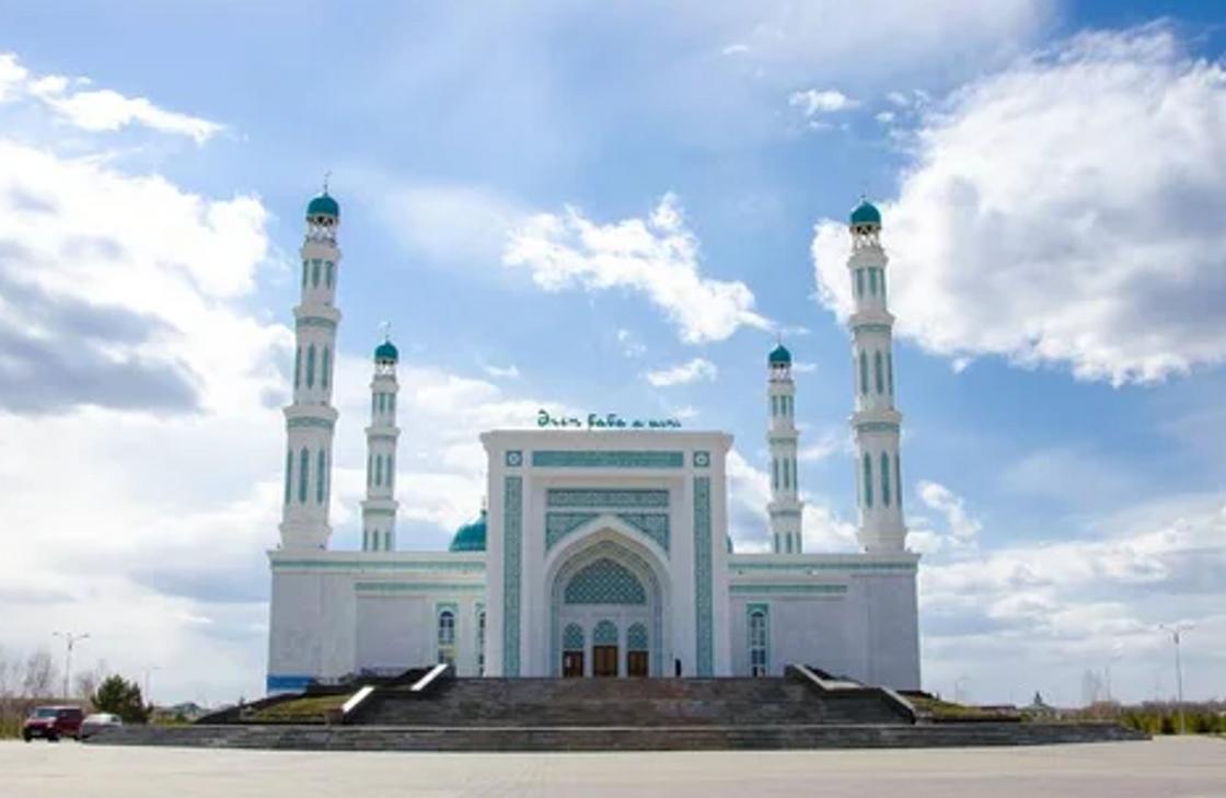 Мусульманская мечеть с минаретами на холме