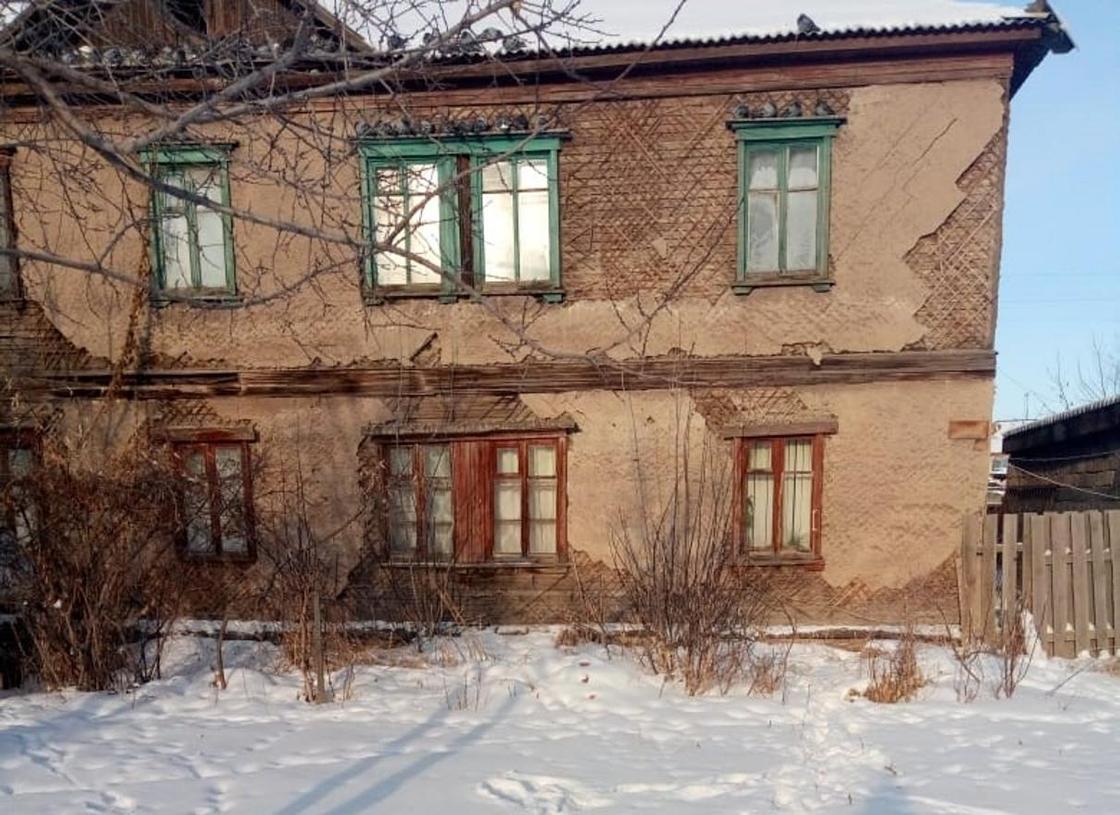 Семья выживает в заброшенном аварийном доме в Карагандинской области (фото)
