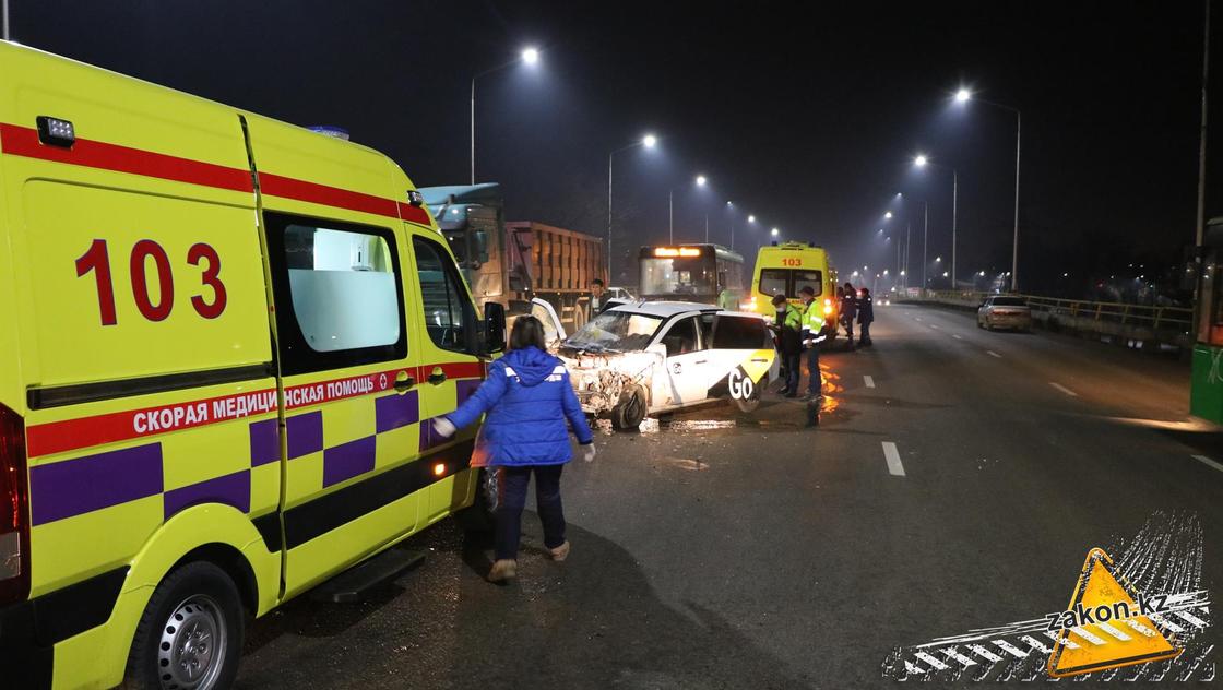 Машина скорой помощи на месте аварии в Алматы