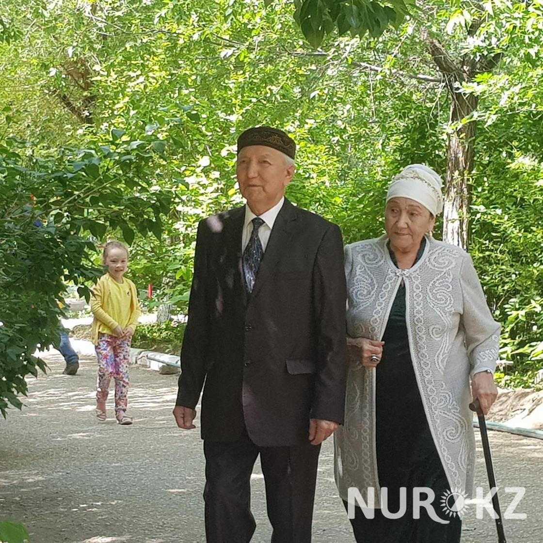 Димаштың әжесі әншінің әлі күнге қасында жатып еркелейтінін айтып қойды Димаштың әжесі әншінің әлі күнге қасында жатып еркелейтінін айтып қойды