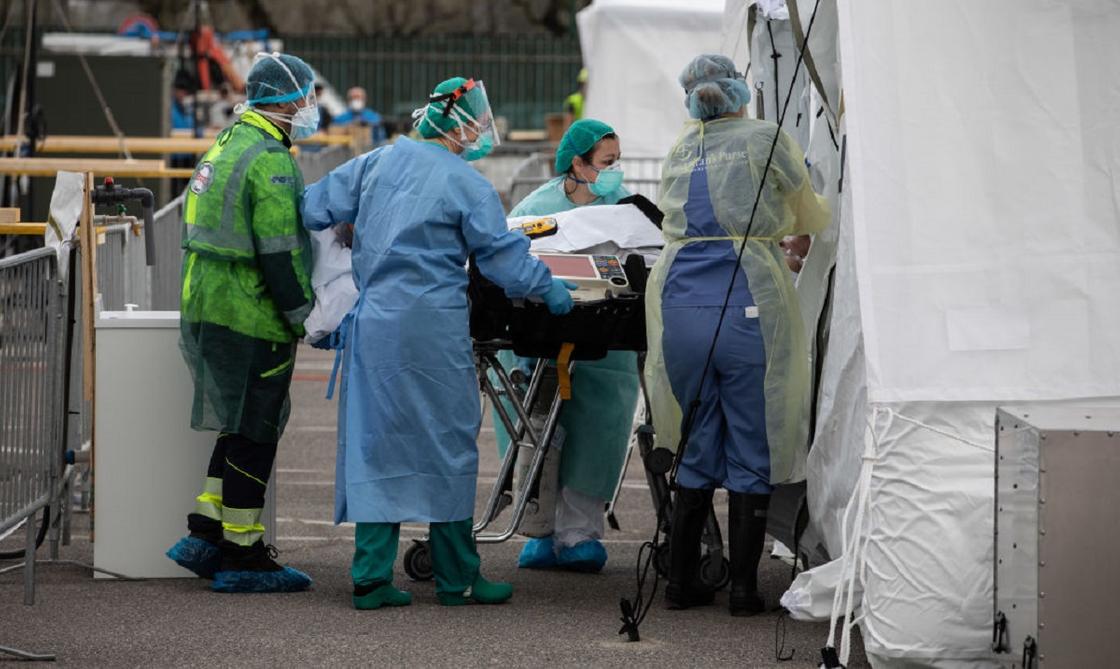 25 млн дополнительно получили врачи борющиеся с коронавирусом