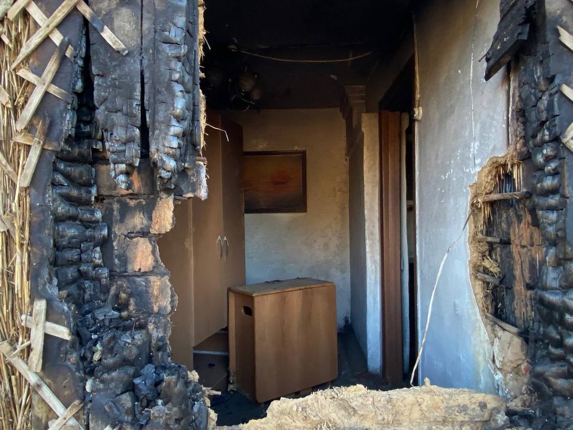 Мебель в сгоревшем доме в Аманкарагае