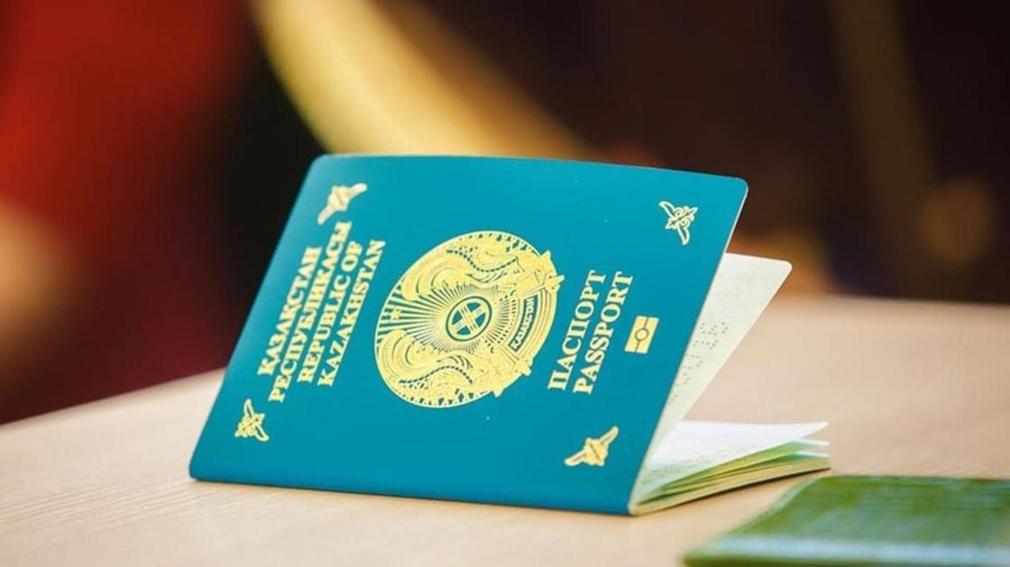 МВД: Вклеивание фото детей в паспорта родителей отменяется в Казахстане