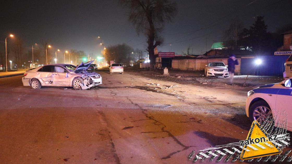 Двое водителей пострадали: в массовой аварии произошла в Алматы (фото)
