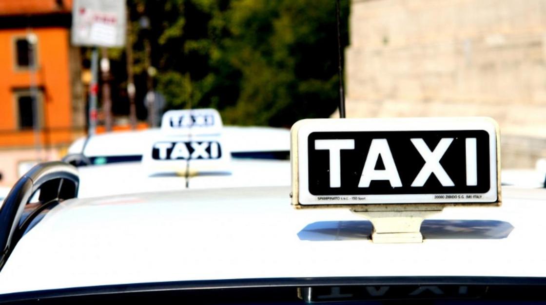 Вымогали деньги и забрали машину: молодые парни напали на таксиста в Туркестанской области