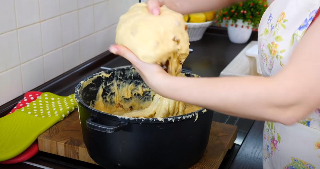 Формируют тесто на куличи Формируют тесто на куличи