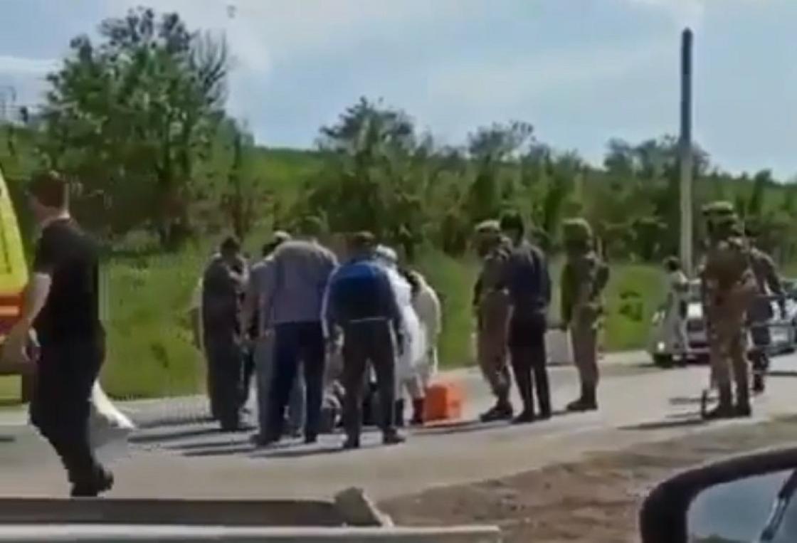 Парень сбил двоих полицейских на блокпосту в Шымкенте Парень сбил двоих полицейских на блокпосту в Шымкенте