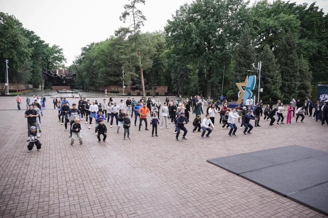 Қазақстан чемпиондары мен спорт шеберлерінің қатысуымен таңертеңгілік жаттығу Қазақстан чемпиондары мен спорт шеберлерінің қатысуымен таңертеңгілік жаттығу