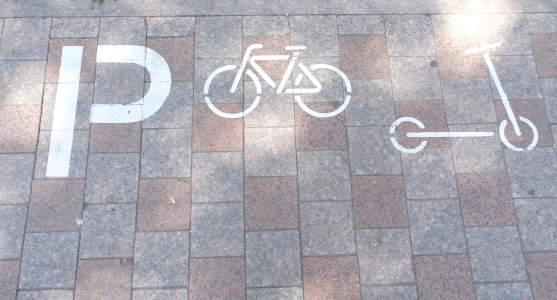Символы велосипеда и самоката в разметке
