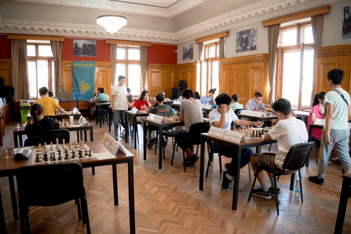 Студенты играют в шахматы