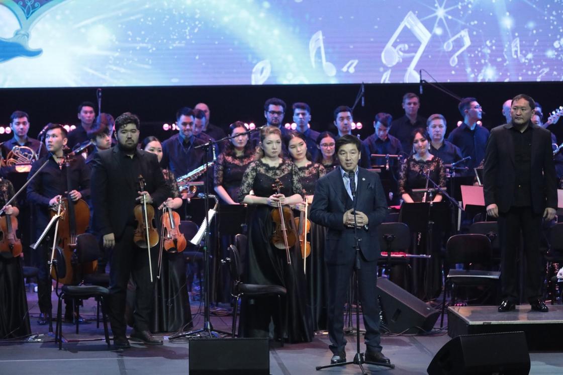 Бауыржан Байбек на сцене