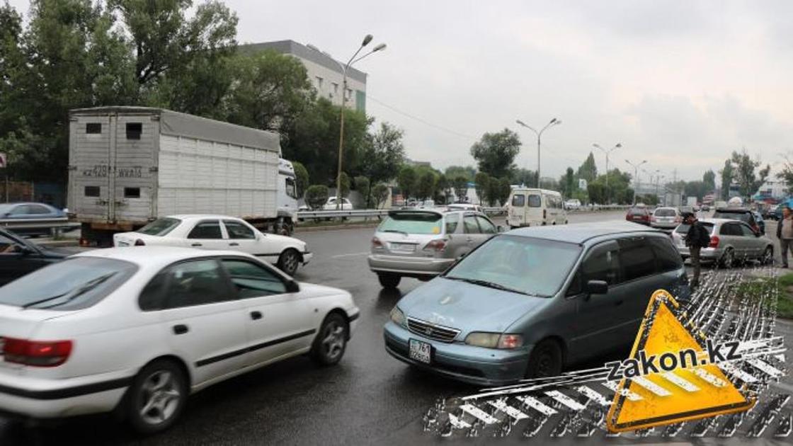 Огромная пробка образовалась на одной из главных улиц Алматы из-за ДТП (фото)