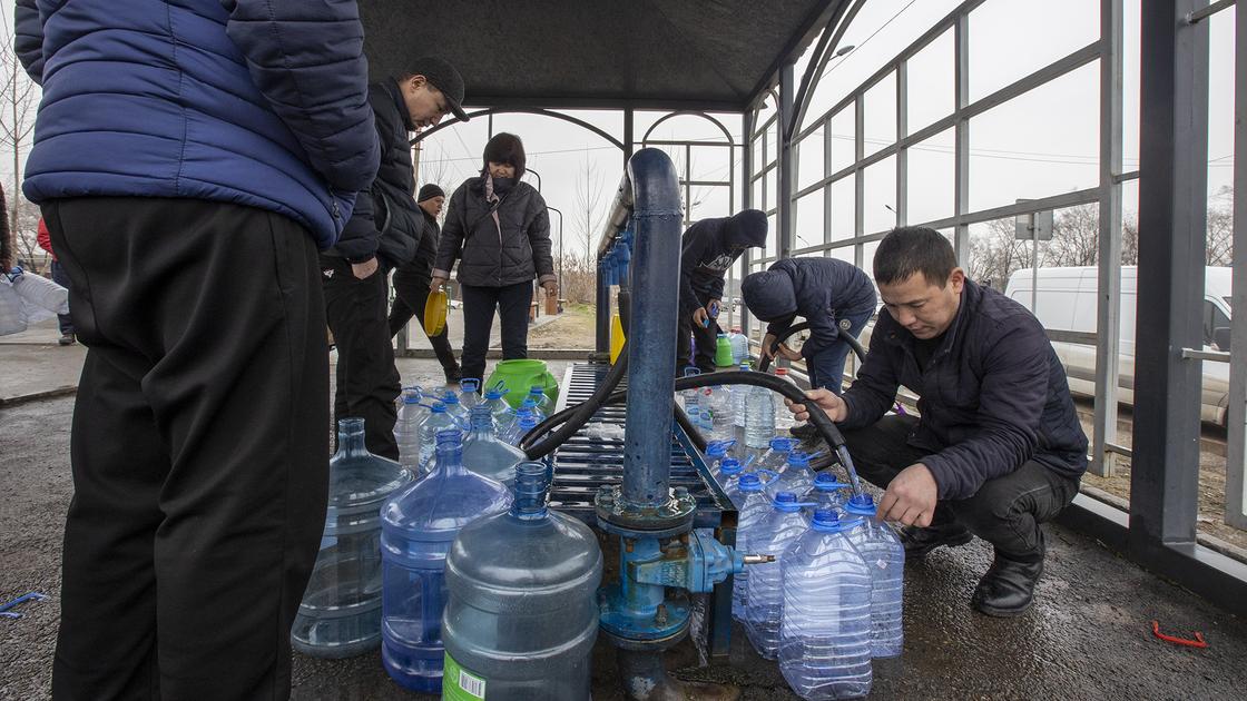 Алматинцы набирают минимум 50 литров воды за раз