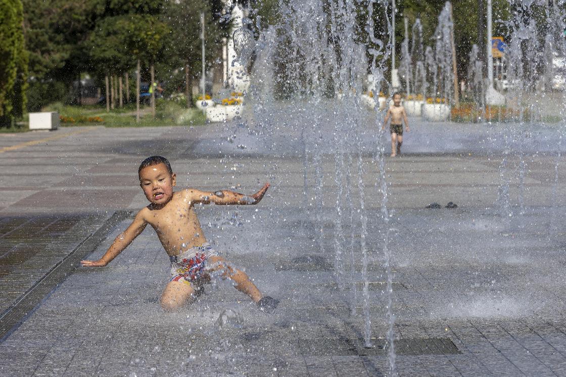 мальчик купается в фонтане