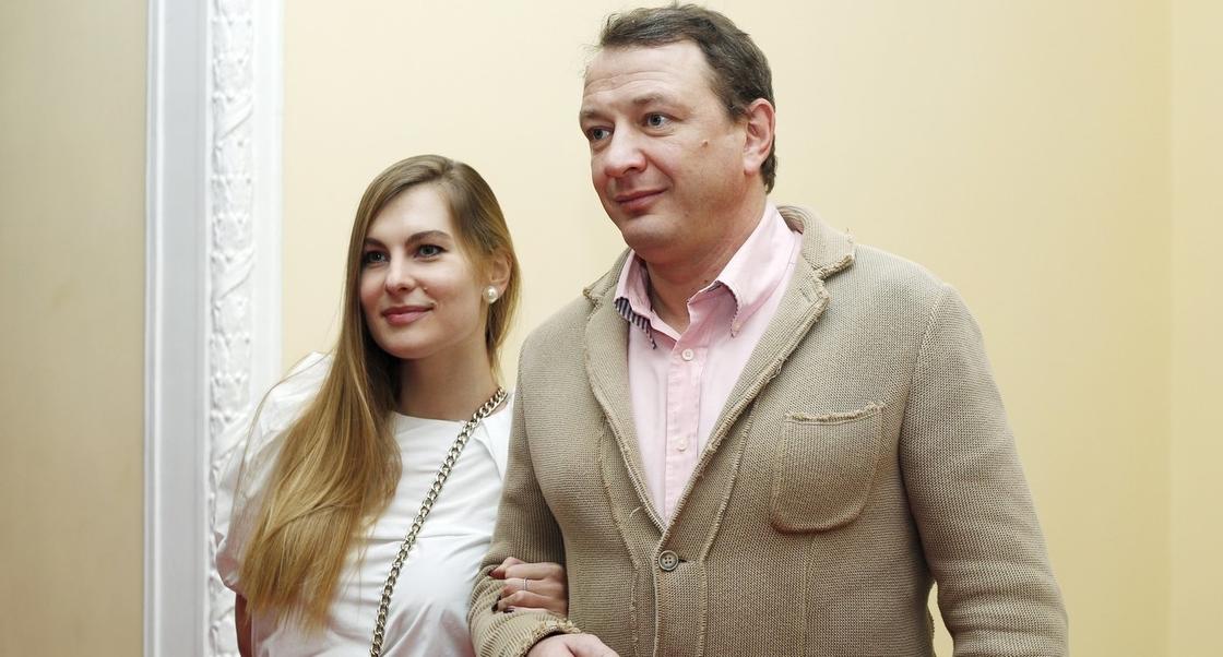 "Когда он выпивает, просыпается агрессия": семья жены Башарова раскрыла подробности избиения