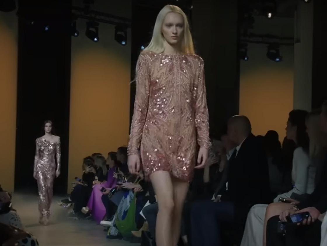 Модель демонстрирует короткое розовое платье с вышивкой пайетками от Elie Saab