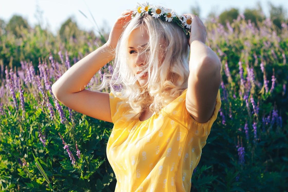 Девушка в венке на поле с цветами