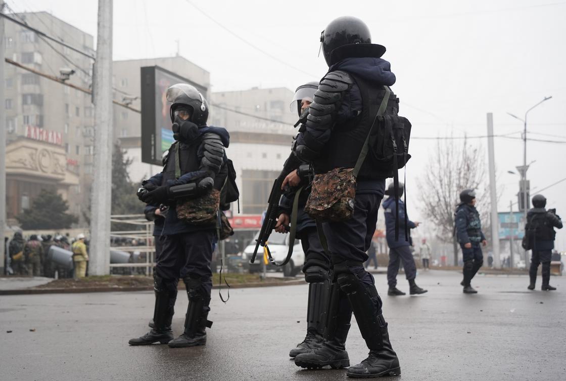 Военные стоят с автоматами на улице в Алматы