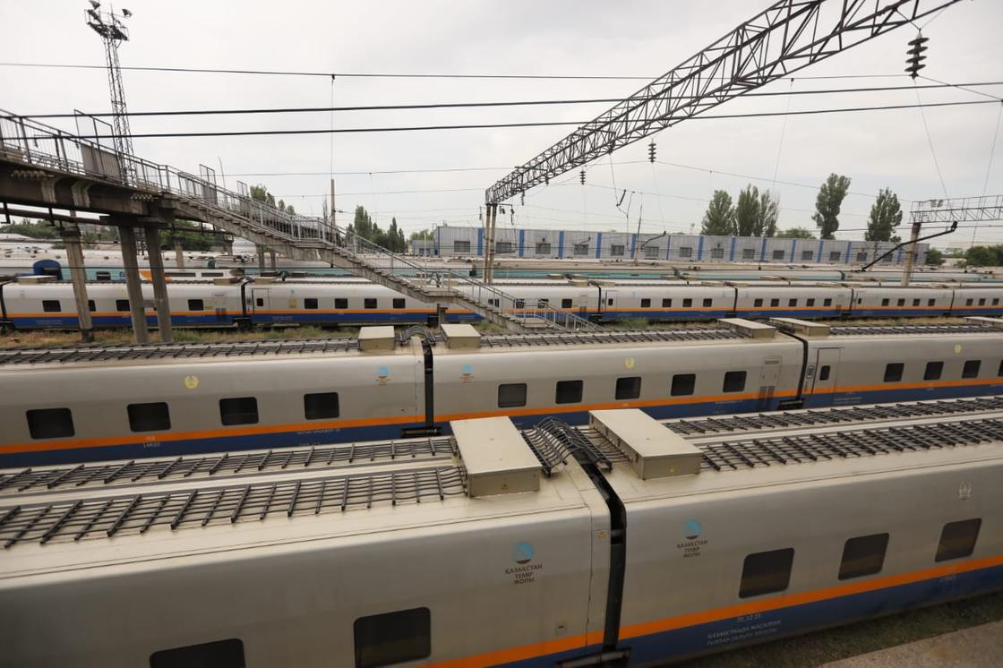 Поезда заполнены на 40%: вокзалы начали свою работу в Алматы после карантина (фото)