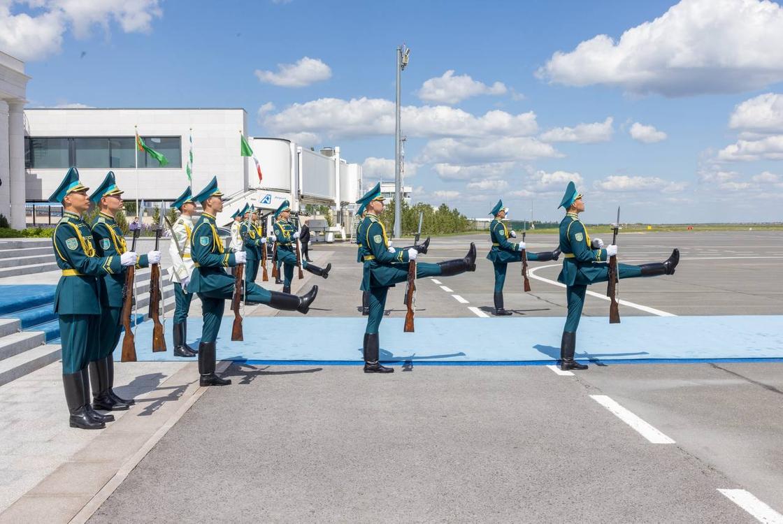 Президенттерді әуежайдан күтіп алу рәсімі Президенттерді әуежайдан күтіп алу рәсімі