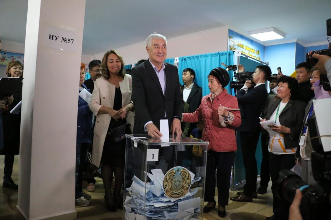Астанчане окружили Косанова на президентских выборах