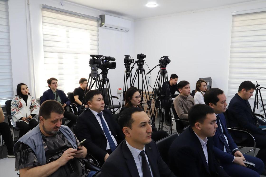 Қанатбек Қайшыбекұлы қоқысты кәдеге жарату мәселелері жөніндегі отырыста Қанатбек Қайшыбекұлы қоқысты кәдеге жарату мәселелері жөніндегі отырыста