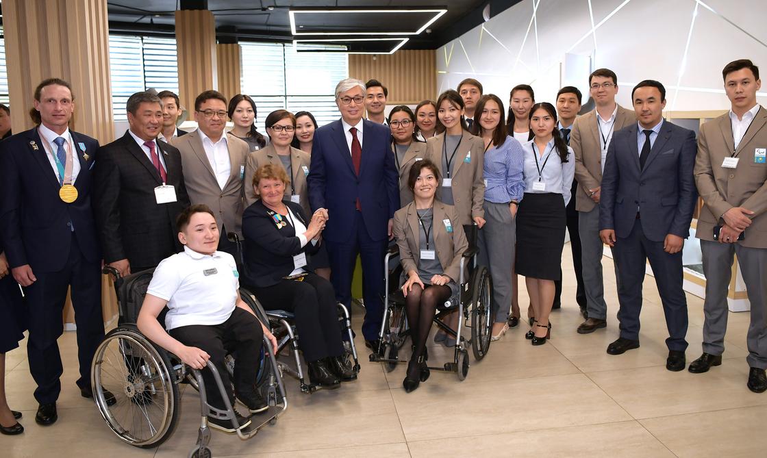 Токаев посмотрел выступлениями параспортсменов и посетил центр семейного здоровья