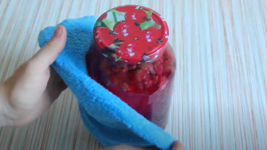 Банка с компотом закрыта крышкой Банка с компотом закрыта крышкой