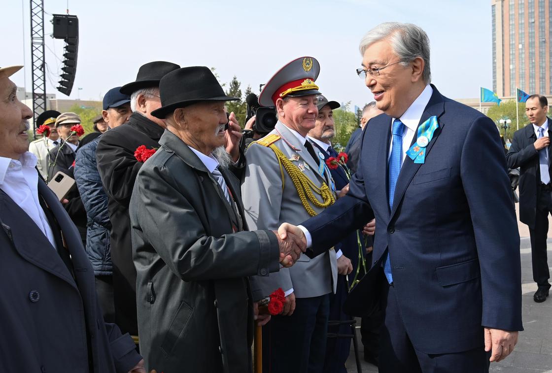 Мемлекет басшысы "Отан Ана" монументіне гүл шоғын қою рәсіміне қатысты