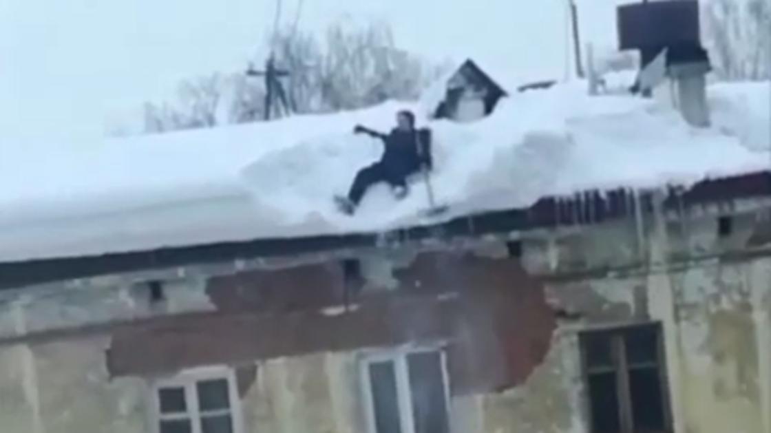 Мужчина падает с крыши