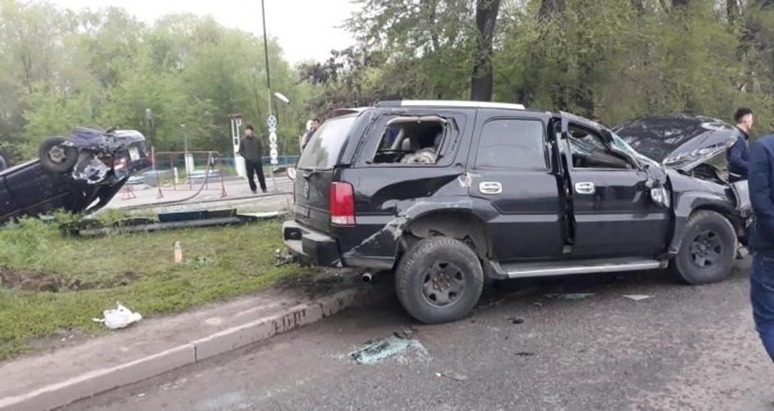 Перевернулся и залетел на АЗС: пять человек пострадали в аварии в Алматы (фото)