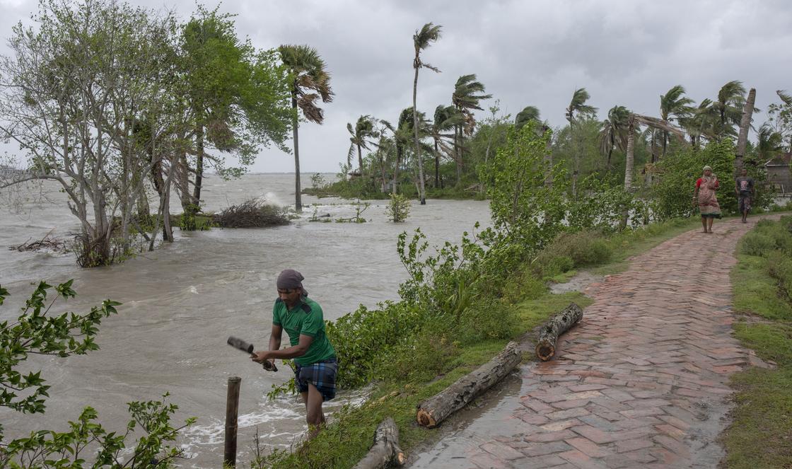 Сильнейший циклон "Амфан" ударил по берегам Индии и Бангладеш: погибли 14 человек (фото)