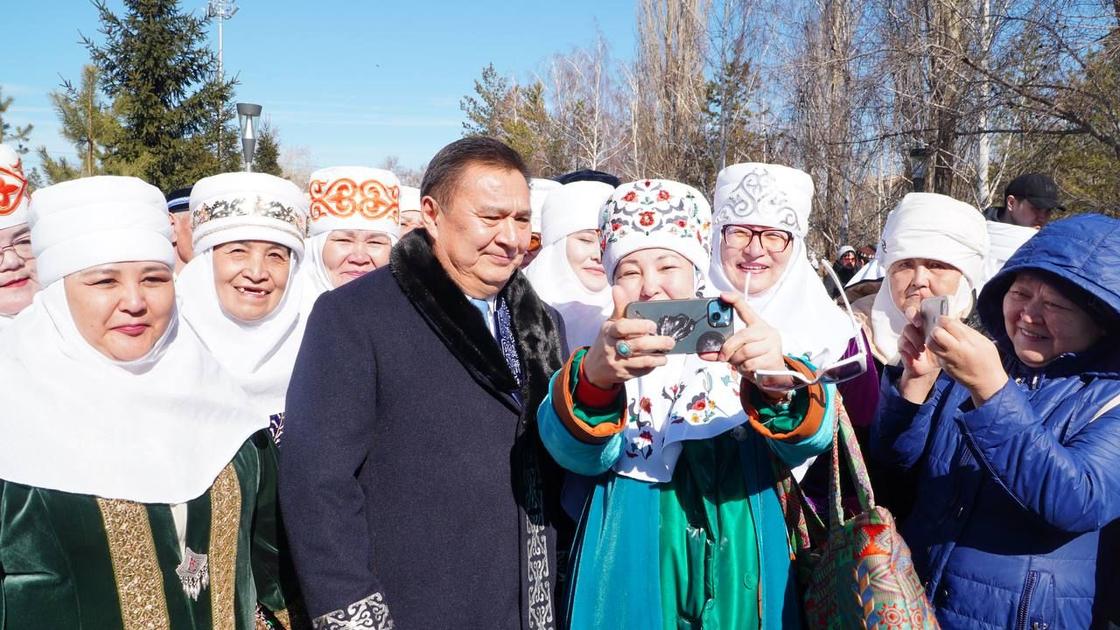 Марат Ахметжанов с участницами Марат Ахметжанов с участницами