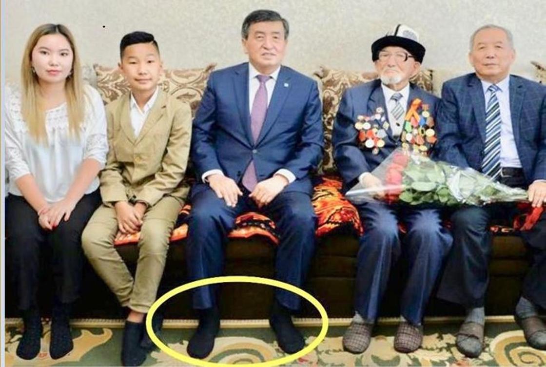"Либо носки дырявые, либо мозги": чиновников раскритиковали за фото в обуви в доме ветерана