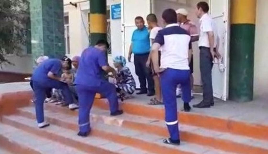 Полицейские Туркестанской области оказывают помощь жителям