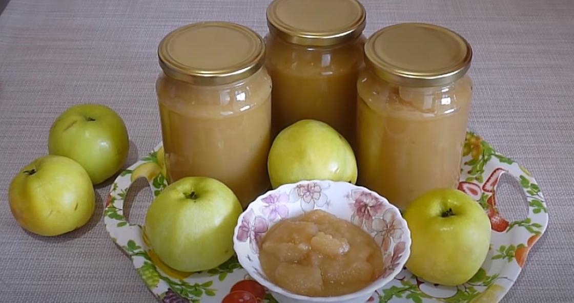 Готовое яблочное варенье в банках, тарелочке и свежие яблоки