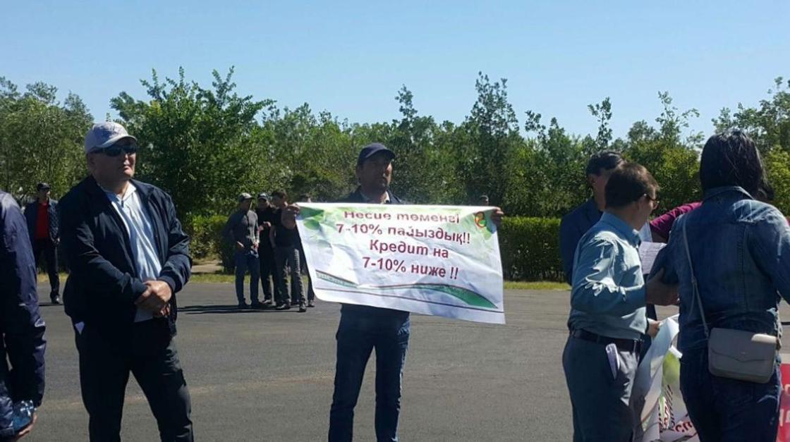 "Молодежам работу и квартиры": как мирный митинг проходит в Нур-Султане (фото)