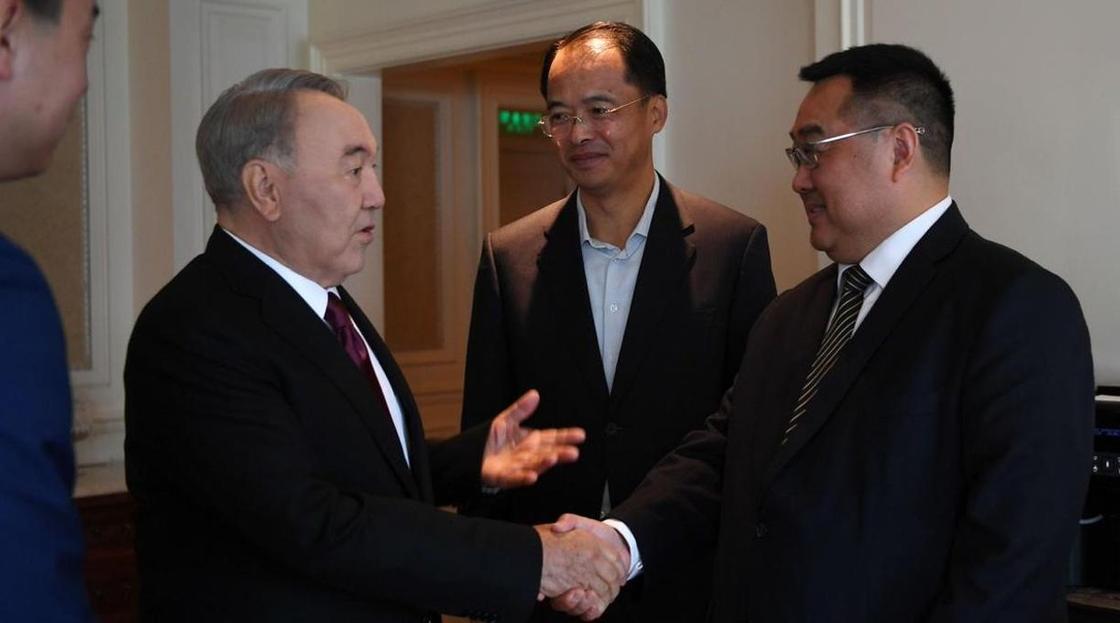 Президент китайской кинокомпании подарил Назарбаеву диск с фильмом "Композитор"
