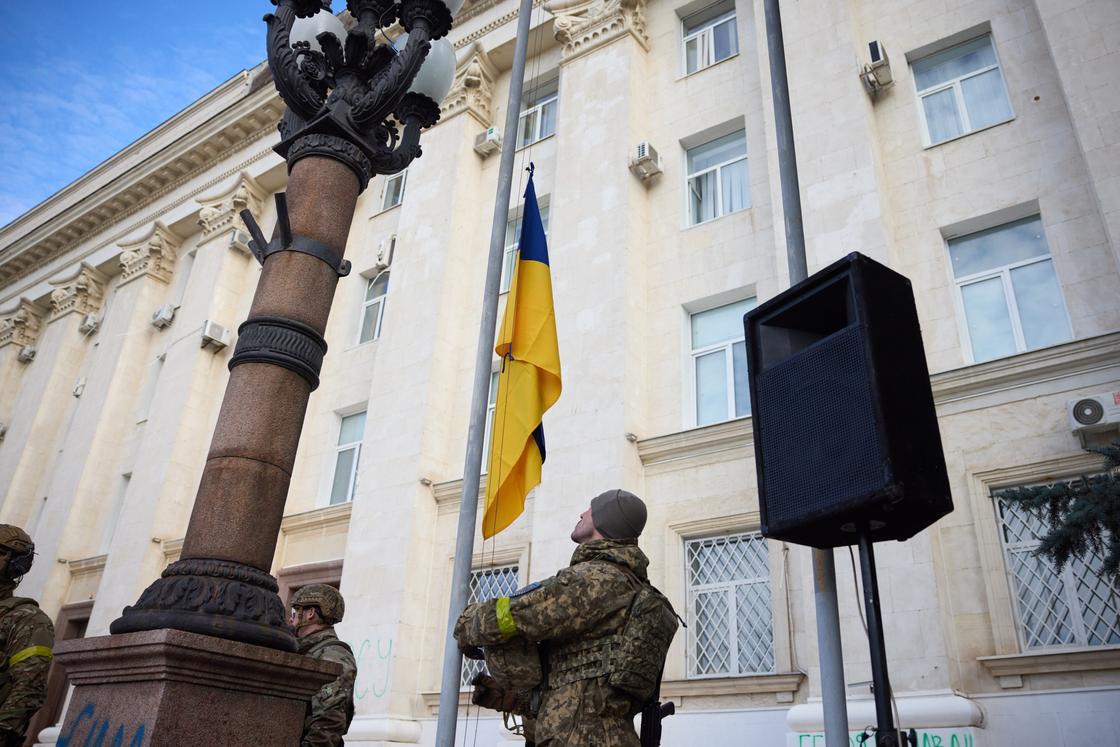 Поднятие флага Украины в Херсоне