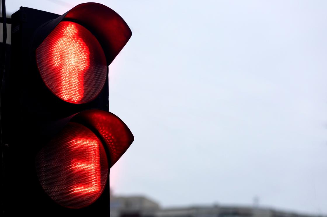 Запрещающий красный сигнал светофора для пешеходов